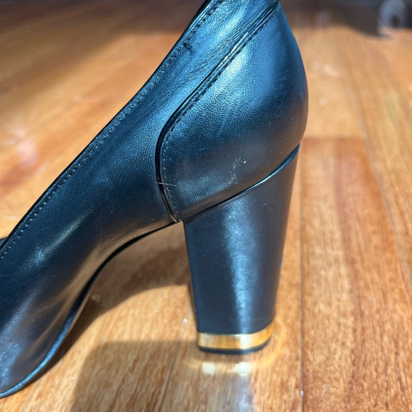 Tory Burch Black Pumps with Gold Logo high heel size 8 - Picture 5 of 10
